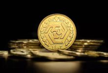 با وجود یکسان بودن وزن و عیار سکه‌های طلا، تفاوت در سال ضرب، کیفیت و استانداردهای ظاهری، میزان پذیرش بازار و نحوه سیاست‌گذاری بانک مرکزی باعث شده برخی سکه‌ها با اختلافی تا حدود یک میلیون تومان ارزان‌تر یا گران‌تر معامله شوند؛ موضوعی که به گفته فعالان صنف طلا، بیش از آنکه فنی باشد، ریشه در اعتماد بازار و ثبات تصمیم‌گیری دارد.