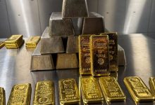 طلای جهانی عقب‌نشینی کرد؛ سودگیری سرمایه‌گذاران موج صعود را متوقف کرد