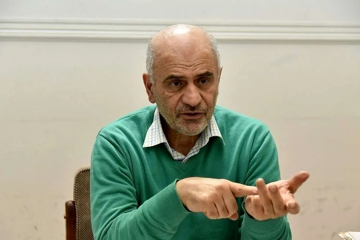 فرشاد مومنی در بخش مراقبتی