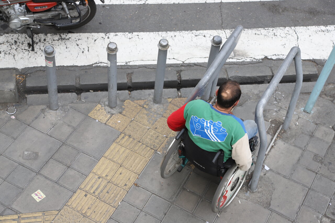 معاون توانبخشی سازمان بهزیستی کشور گفت: در قالب اجرای ماده ۲۷ قانون حمایت از حقوق افراد دارای معلولیت، ۲۳۷ هزار فرد دارای معلولیت شدید و بسیار شدید فاقد شغل و درآمد، کمک هزینه معیشتی از یک میلیون و ۲۰۰ هزار تومان تا سه میلیون و ۶۰۰ هزار تومان دریافت می‌کنند.