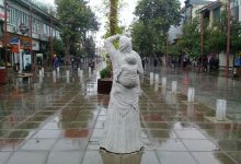 مدیرکل هواشناسی گیلان، از صدور هشدار سطح زرد مبنی بر فعالیت سامانه بارشی و سرد در استان خبر داد و گفت: دما بین چهار تا ۱۰ درجه سلسیوس کاهش می یابد. محمد دادرس در گفت وگو با ایسنا، آسمان گیلان را صاف تا نیمه ابری و مه آلود دانست و اظهار کرد: لوشان با ۸.۲ و فومن با ۱۵.۷ درجه سلسیوس سردترین و گرم ترین نقاط استان هستند. وی نقشه های هواشناسی را نشان دهنده استقرار جوی غالبا پایدار تا فردا سه‌شنبه، ۱۱ آذر در منطقه دانست و افزود: شاهد آسمانی صاف تا نیمه ابری خواهیم بود و در برخی نواحی پدیده مه و در ارتفاعات و دامنه ها وزش باد جنوبی پیش بینی می شود. مدیرکل هواشناسی گیلان ادامه داد: گاهی با شکل گیری ناپایداری‌ها، افزایش ابر و بارش پراکنده و رگباری و احتمال رعد و برق دور از انتظار نیست. دادرس از صدور هشدار سطح زرد هواشناسی خبر داد و خاطرنشان کرد: به تدریج از عصر و شب فردا با فعالیت سامانه بارشی و شمالی شدن جریانات، شرایط برای ابرناکی و مه آلود شدن هوا و وزش باد شدید و کاهش دما فراهم می شود. وی از کاهش چهار تا ۱۰ درجه ای متوسط دما خبر داد و گفت: شرایط برای بارندگی رگباری و شدید و رعد و برق و احتمال تگرگ و بارش برف در ارتفاعات بالادست(بالای ۲۵۰۰ متر) تا پنجشنبه فراهم خواهد شد. وی بیشینه ارتفاع موج در سواحل گیلان را بین ۸۰ تا ۱۴۰ سانتی متر دانست و اضافه کرد: احتمال آبگرفتگی و بالا آمدن ناگهانی سطح آب رودخانه ها و مسیل ها و جاری شدن سیلاب و روان آب و طغیان رودخانه ها و لغزش و رانش و شکسته شدن درختان و اصابت صاعقه وجود دارد.