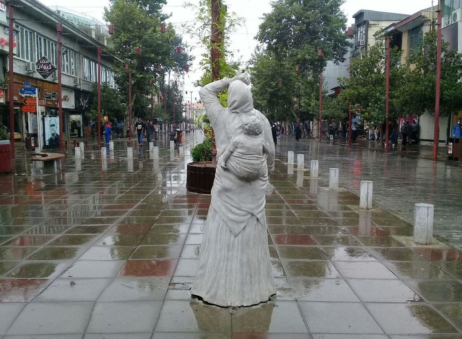 مدیرکل هواشناسی گیلان، از صدور هشدار سطح زرد مبنی بر فعالیت سامانه بارشی و سرد در استان خبر داد و گفت: دما بین چهار تا ۱۰ درجه سلسیوس کاهش می یابد. محمد دادرس در گفت وگو با ایسنا، آسمان گیلان را صاف تا نیمه ابری و مه آلود دانست و اظهار کرد: لوشان با ۸.۲ و فومن با ۱۵.۷ درجه سلسیوس سردترین و گرم ترین نقاط استان هستند. وی نقشه های هواشناسی را نشان دهنده استقرار جوی غالبا پایدار تا فردا سهشنبه، ۱۱ آذر در منطقه دانست و افزود: شاهد آسمانی صاف تا نیمه ابری خواهیم بود و در برخی نواحی پدیده مه و در ارتفاعات و دامنه ها وزش باد جنوبی پیش بینی می شود. مدیرکل هواشناسی گیلان ادامه داد: گاهی با شکل گیری ناپایداریها، افزایش ابر و بارش پراکنده و رگباری و احتمال رعد و برق دور از انتظار نیست. دادرس از صدور هشدار سطح زرد هواشناسی خبر داد و خاطرنشان کرد: به تدریج از عصر و شب فردا با فعالیت سامانه بارشی و شمالی شدن جریانات، شرایط برای ابرناکی و مه آلود شدن هوا و وزش باد شدید و کاهش دما فراهم می شود. وی از کاهش چهار تا ۱۰ درجه ای متوسط دما خبر داد و گفت: شرایط برای بارندگی رگباری و شدید و رعد و برق و احتمال تگرگ و بارش برف در ارتفاعات بالادست(بالای ۲۵۰۰ متر) تا پنجشنبه فراهم خواهد شد. وی بیشینه ارتفاع موج در سواحل گیلان را بین ۸۰ تا ۱۴۰ سانتی متر دانست و اضافه کرد: احتمال آبگرفتگی و بالا آمدن ناگهانی سطح آب رودخانه ها و مسیل ها و جاری شدن سیلاب و روان آب و طغیان رودخانه ها و لغزش و رانش و شکسته شدن درختان و اصابت صاعقه وجود دارد.