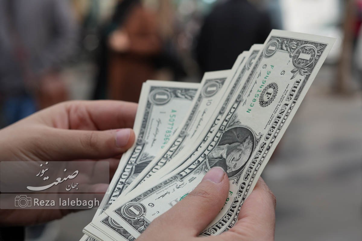 پیشبینی کاهش ۱۰ تا ۲۰ هزار تومانی قیمت دلار با حضور همتی در بانک مرکزی