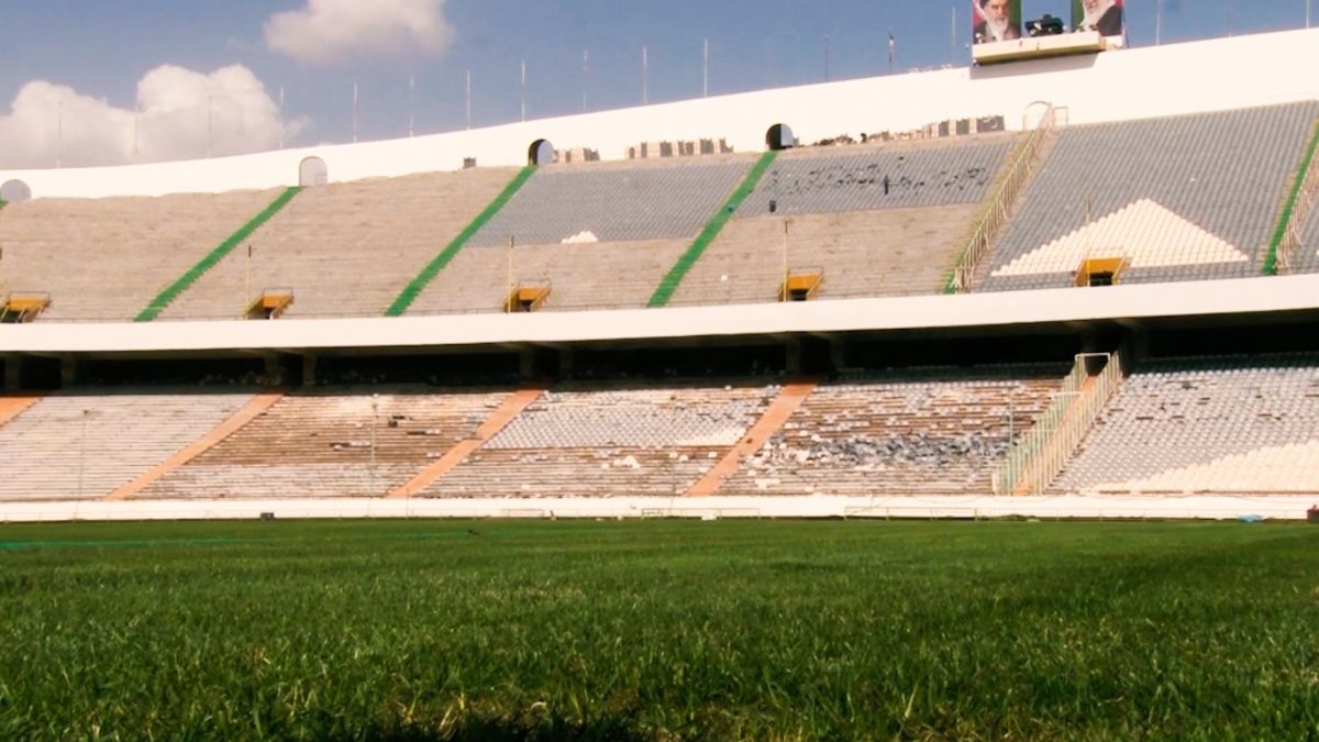 چمن ورزشگاه آزادی هیبریدی میشود