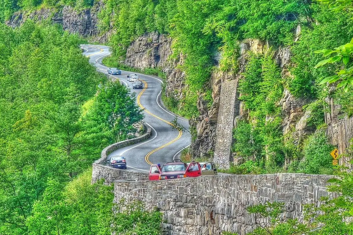جاده چالوس آمریکایی؛ هاوکز نِست نیویورک با هر پیچ نفس‌ها را می‌گیرد