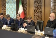 علی آقامحمدی شامگاه پنجشنبه در حاشیه دیدار با فعالان حوزه فناوری اطلاعات و ارتباطات، فضای مجازی و کسب‌وکارهای دیجیتال استان اصفهان اظهار کرد: مقرر گردید که این جلسات استمرار داشته باشد و راه‌حل مشکلات موجود با نظر فعالان این بخش انجام شود چراکه آنها بر مشکلات خود بیش از دیگران تسلط دارند. وی افزود: مشکلات موجود در این حوزه باید طبقه‌بندی شود و اقدامات انجام شده در راستای حفظ امنیت کشور نباید منجر به حاد شدن موضوعات این بخش گردد. رئیس گروه اقتصادی دفتر رهبر معظم انقلاب با بیان اینکه محدودیت اینترنت مشکلات خاص خود را دارد، عنوان کرد: در این زمینه نباید تنها جنبه امنیت مدنظر قرار گیرد اما عدم رعایت ملاحظات امنیتی نیز مدنظر ما نیست چراکه ممکن است گاهی برای صیانت از امنیت کشور نیاز به اعمال محدودیت ضروری در اینترنت باشد. وی با اشاره به لزوم اتخاذ تدابیر لازم در این حوزه و پیش‌بینی اتفاقات آینده تأکید کرد: مقامات امنیتی باید مسائل خود را مطرح کرده و در زمینه اعمال محدودیت بر اینترنت با سایر مسئولان مربوطه به جمع‌بندی برسند؛ ما با رعایت نظر مسئولان امنیتی باید به گونه‌ای رفتار کنیم که کسب‌وکارهای دیجیتال آسیب نبینند. آقامحمدی تصریح کرد: مشکلات این بخش باید در استان دسته‌بندی و آنچه در خود اصفهان قابل حل است از جمله بیمه، مالیات و ارائه سرمایه در گردش، در استان توسط شخص استاندار پیگیری و رفع شود؛ بخش دیگری از مشکلات که جنبه ملی دارد باید جمع‌بندی و در جلسه نمایندگان این بخش با وزارت ارتباطات و سایر مسئولان مربوطه پیگیری و رفع شود.