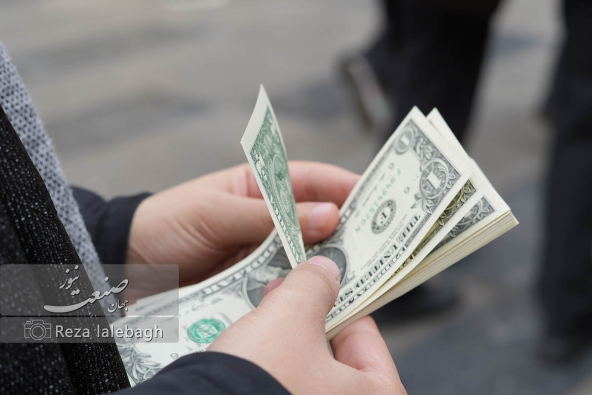 از وعده «تدریجی» تا جهش ۴۴ هزار تومانی؛ دلار در تالار اول به مرز بازار آزاد رسید