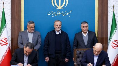 آیین امضای قراردادهای خرید خدمات فرآورشی نفت خام میادین نفتی و طرح تأمین دکل‌های حفاری خشکی امروز (پنج‌شنبه ۲۵ دی) با حضور مسعود پزشکیان رئیس‌جمهوری و محسن پاک‌نژاد وزیر نفت بین شرکت ملی نفت ایران و شرکت‌های بخش خصوصی و غیردولتی برگزار شد. خرید تضمینی خدمات حفاری قرارداد نخست مربوط به خرید تضمینی خدمات حفاری است که پس از مذاکرات متعدد و احراز توان سرمایه‌گذاری متقاضیان، در نهایت شرکت ملی نفت ایران با ۶ شرکت برای تأمین ۲۰ دستگاه حفاری خشکی با توان ۲ هزار اسب بخار توافق کرده است. انتظار می‌رود با امضای این قراردادها به ارزش حدود یک میلیارد دلار طی ۵ سال با حفر ۲۷۰ حلقه چاه جدید، نسبت به نگهداشت و افزایش تولید نفت کشور و در نتیجه اشتغالی برابر با ۴۵۰۰ نفر در مناطق کم‌برخوردار ایجاد شود. خرید خدمات فرآورشی نفت خام قرارداد دوم مربوط به خرید خدمات فرآورشی نفت خام برای افزایش تولید نفت‌خام از میدان‌های نفتی منصوری (بنگستان)، آب‌تیمور، رامشیر، منصورآباد، کرنج و گلخاری است که در حضور رئیس‌جمهوری امضا شد. در این طرح شرکت ملی نفت ایران اقدام به خرید خدمات فرآورشی نفت خام در قالب قرارداد ساخت، مالکیت و بهره‌برداری (BOO) به ارزش بیش از ۱.۷ میلیارد دلار به‌مدت ۱۰ سال می‌کند. با اجرای این قراردادها از سوی بخش خصوصی و غیردولتی، ظرفیت فرآورشی نفت خام به مقدار ۳۱۵ هزار بشکه در روز برای کشور ایجاد می‌شود که مطابق این ۶ قرارداد و ۲ قرارداد منعقده قبلی با بخش خصوصی، درمجموع ۴۳۰ هزار بشکه در روز فرآورش نفت خام به بخش خصوصی واگذار و با اجرای این طرح‌ها در ۱۰ سال عایدی برابر با ۷۰ میلیارد دلار و اشتغالی بالغ بر ۷ هزار نفر در مناطق کم‌برخوردار می‌شود.