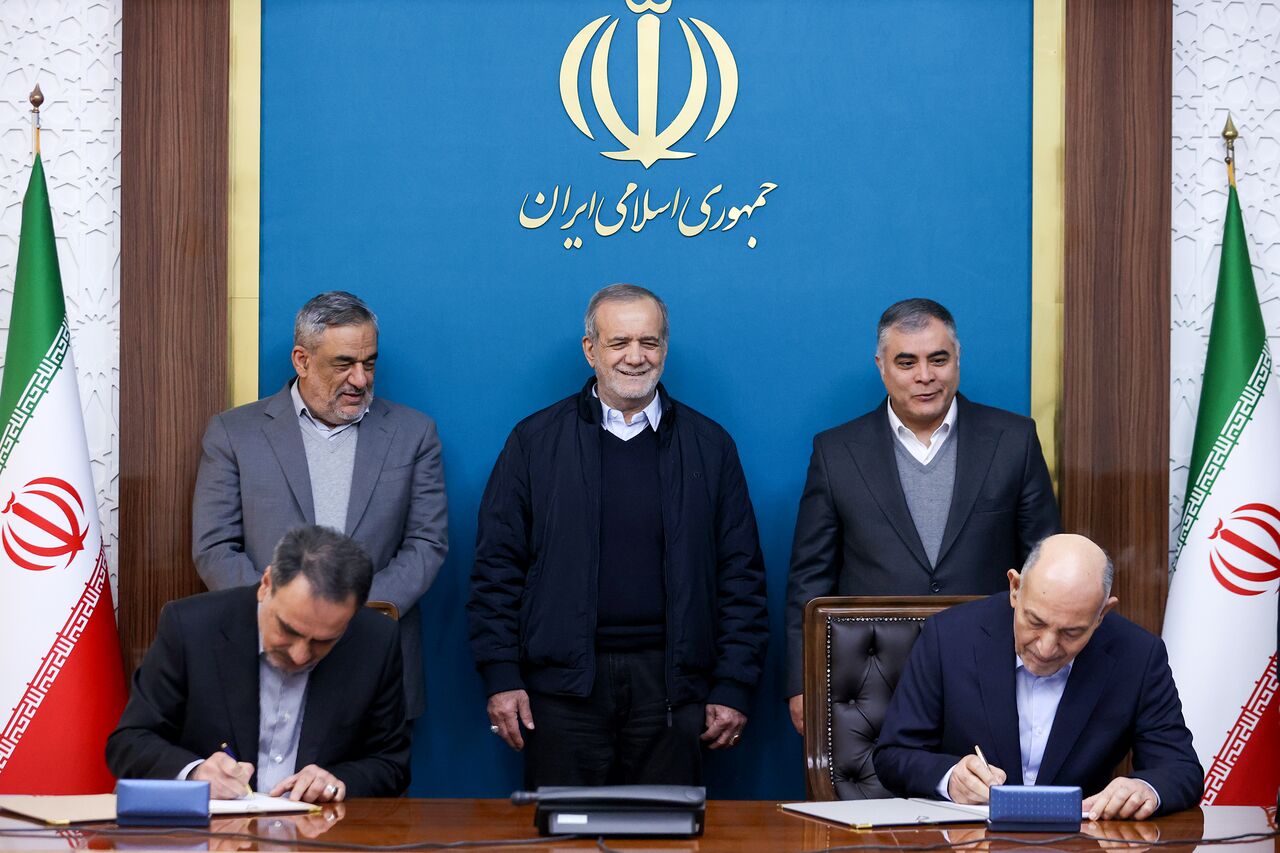 آیین امضای قراردادهای خرید خدمات فرآورشی نفت خام میادین نفتی و طرح تأمین دکلهای حفاری خشکی امروز (پنجشنبه ۲۵ دی) با حضور مسعود پزشکیان رئیسجمهوری و محسن پاکنژاد وزیر نفت بین شرکت ملی نفت ایران و شرکتهای بخش خصوصی و غیردولتی برگزار شد. خرید تضمینی خدمات حفاری قرارداد نخست مربوط به خرید تضمینی خدمات حفاری است که پس از مذاکرات متعدد و احراز توان سرمایهگذاری متقاضیان، در نهایت شرکت ملی نفت ایران با ۶ شرکت برای تأمین ۲۰ دستگاه حفاری خشکی با توان ۲ هزار اسب بخار توافق کرده است. انتظار میرود با امضای این قراردادها به ارزش حدود یک میلیارد دلار طی ۵ سال با حفر ۲۷۰ حلقه چاه جدید، نسبت به نگهداشت و افزایش تولید نفت کشور و در نتیجه اشتغالی برابر با ۴۵۰۰ نفر در مناطق کمبرخوردار ایجاد شود. خرید خدمات فرآورشی نفت خام قرارداد دوم مربوط به خرید خدمات فرآورشی نفت خام برای افزایش تولید نفتخام از میدانهای نفتی منصوری (بنگستان)، آبتیمور، رامشیر، منصورآباد، کرنج و گلخاری است که در حضور رئیسجمهوری امضا شد. در این طرح شرکت ملی نفت ایران اقدام به خرید خدمات فرآورشی نفت خام در قالب قرارداد ساخت، مالکیت و بهرهبرداری (BOO) به ارزش بیش از ۱.۷ میلیارد دلار بهمدت ۱۰ سال میکند. با اجرای این قراردادها از سوی بخش خصوصی و غیردولتی، ظرفیت فرآورشی نفت خام به مقدار ۳۱۵ هزار بشکه در روز برای کشور ایجاد میشود که مطابق این ۶ قرارداد و ۲ قرارداد منعقده قبلی با بخش خصوصی، درمجموع ۴۳۰ هزار بشکه در روز فرآورش نفت خام به بخش خصوصی واگذار و با اجرای این طرحها در ۱۰ سال عایدی برابر با ۷۰ میلیارد دلار و اشتغالی بالغ بر ۷ هزار نفر در مناطق کمبرخوردار میشود.