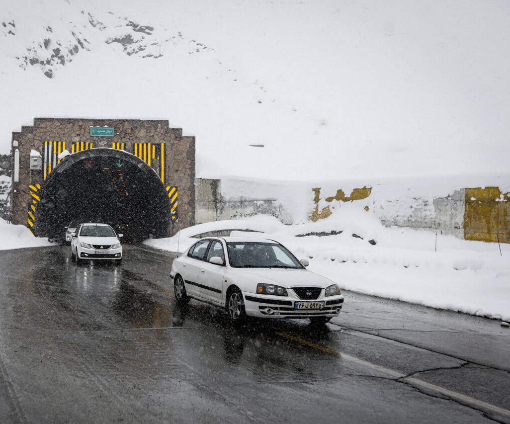 مسدود شدن مسیرهای اصلی و ترافیک سنگین در آزادراه‌ها