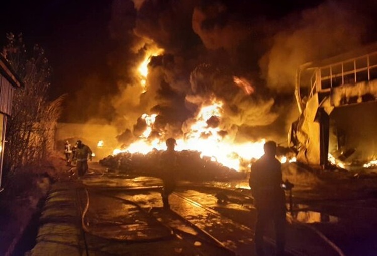 حادثه شبانه در خیابان قدوسی؛ جزئیات آتش‌سوزی و عکس‌ها