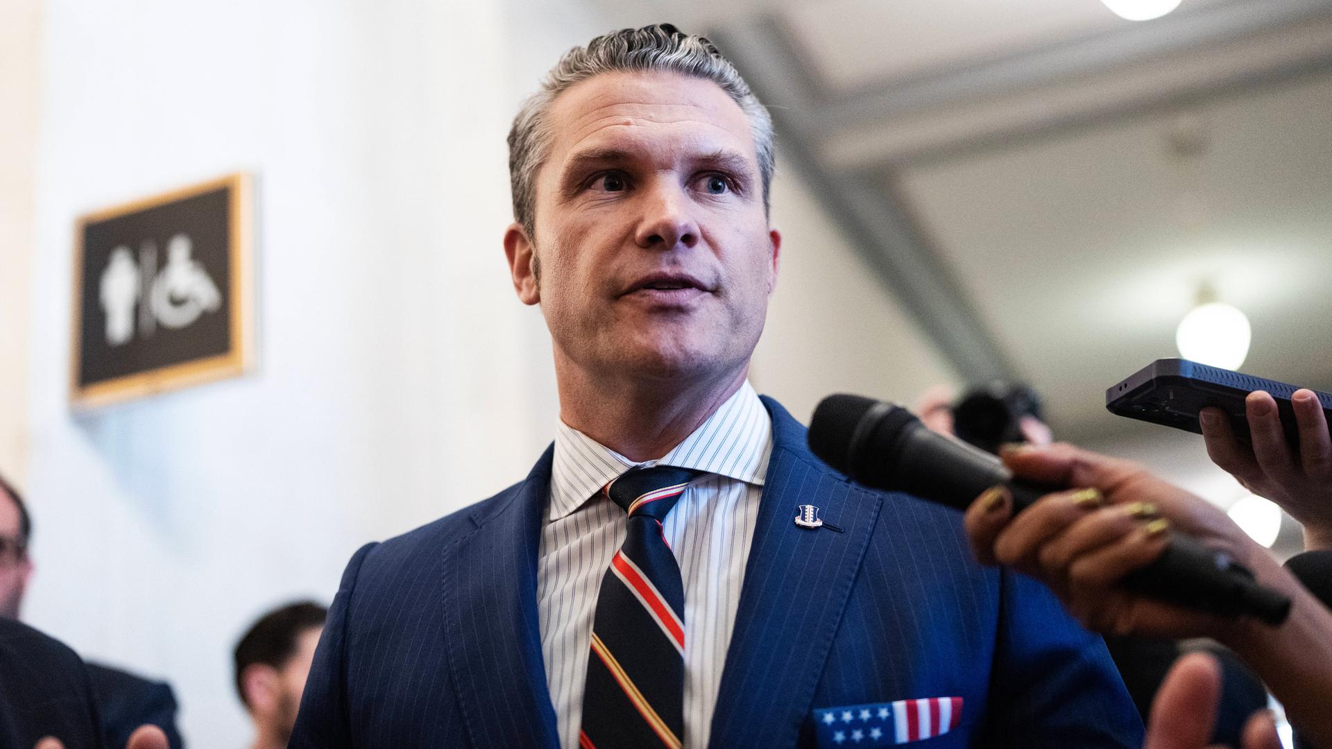 وزیر جنگ آمریکا اعتراف کرد: شبها سفارش با پیتزا همه را گمراه میکنیم