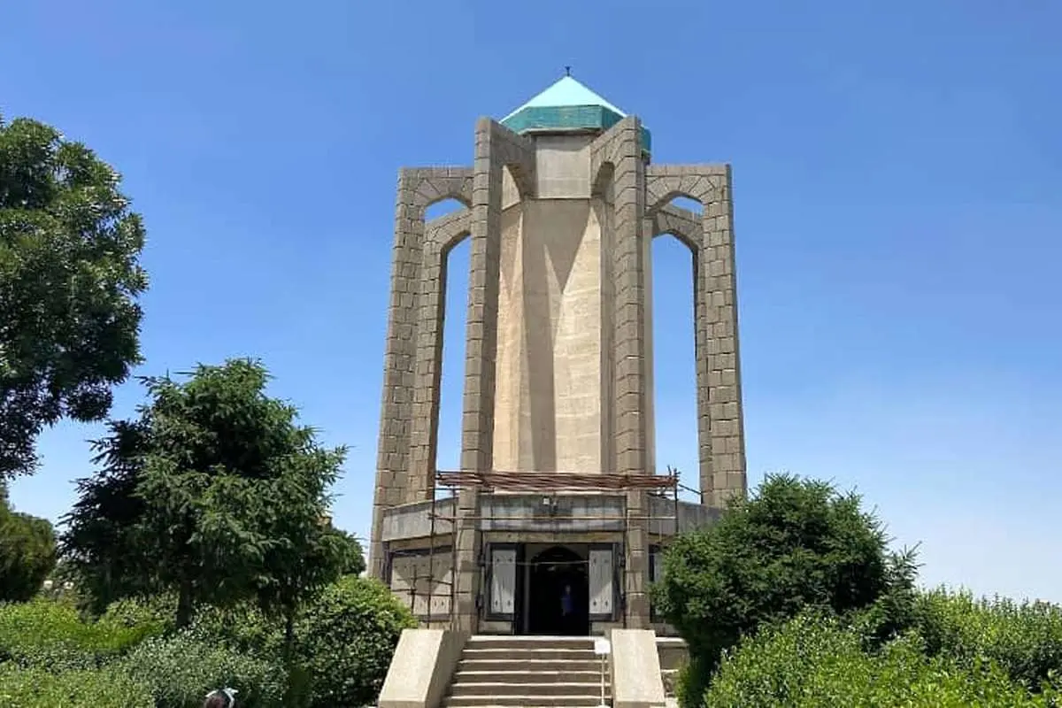 آرامگاه باباطاهر