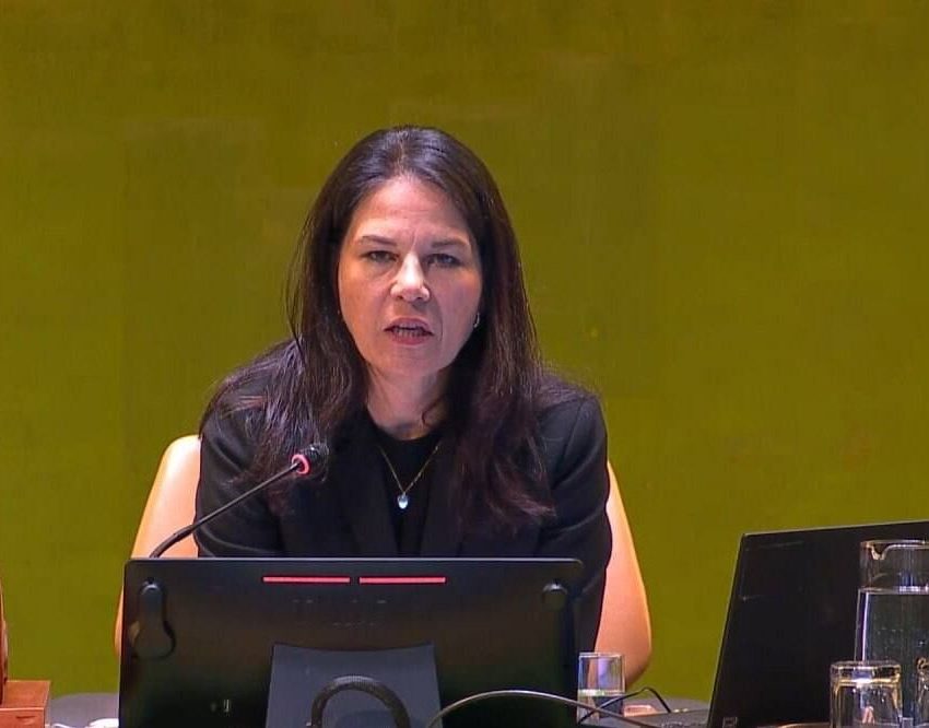 آنالنا بائر بوک