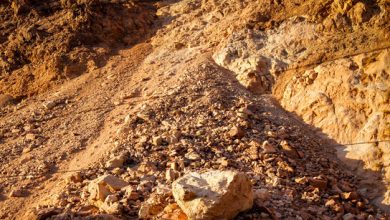 انسداد آزادراه پردیس_تهران به دلیل ریزش کوه/عملیات رهاسازی خودروها ادامه دارد