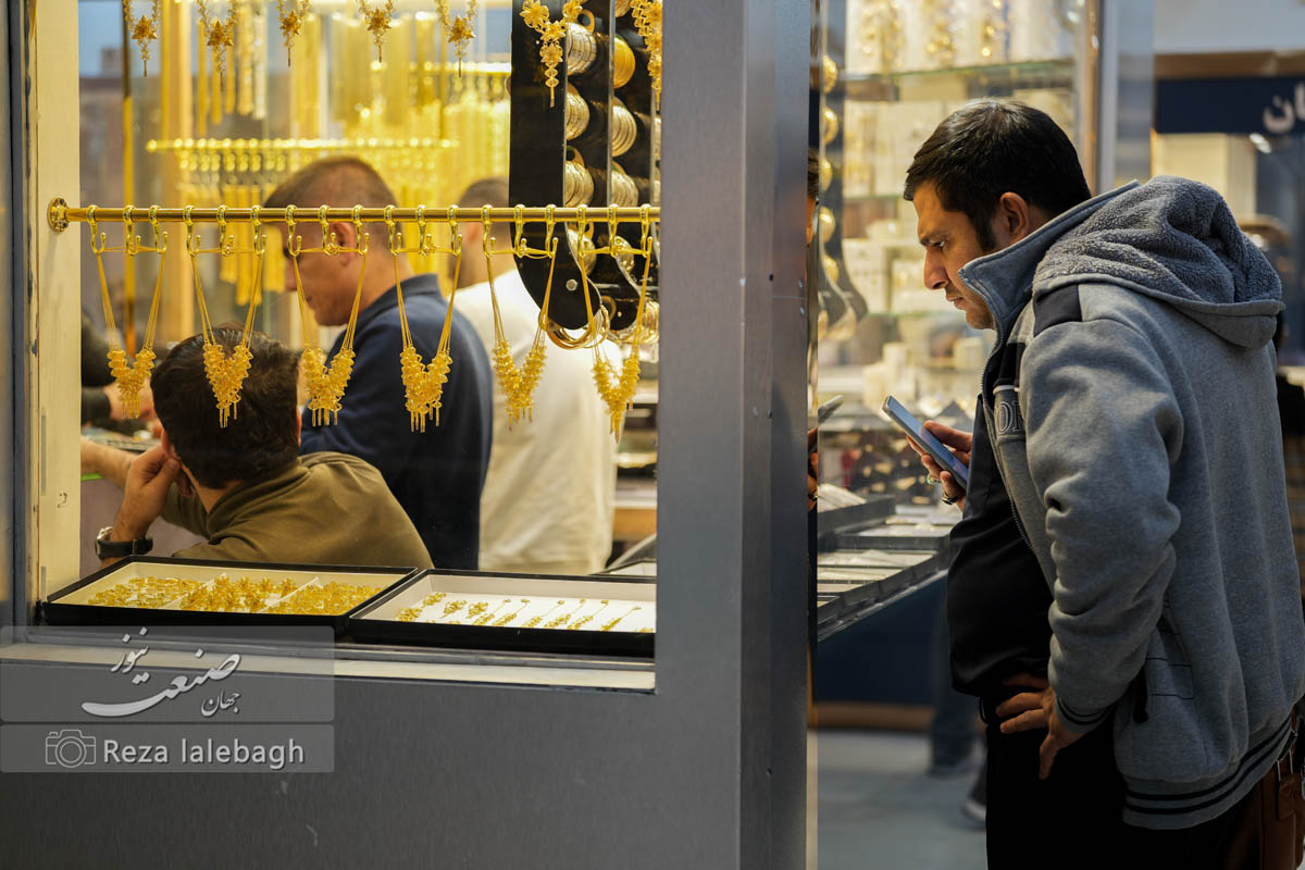 بازگشت طلا به کانال ۱۷ میلیون تومانی؛ قیمت پنهان دلار در طلا چقدر است؟