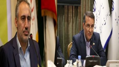 ابلاغ بخشنامه حقوق و مزایای کارکنان دولت در ۱۴۰۵ از سوی دو معاون رئیس‌جمهور ابلاغ بخشنامه حقوق و مزایای کارکنان دولت در ۱۴۰۵ از سوی دو معاون رئیس‌جمهور تهران- ایرنا- روسای سازمان‌های برنامه و بودجه و اداری و استخدامی کشور بخشنامه ثبت اطلاعات کارکنان دولت و همچنین ثبت اطلاعات حقوق و مزایای آنها در سال ۱۴۰۵ در سامانه‌های مربوطه را به دستگاه‌های اجرایی ابلاغ کردند. به گزارش خبرنگار اقتصادی ایرنا، سید حمید پورمحمدی و علاءالدین رفیع‌زاده معاونان رئیس‌جمهور و رؤسای سازمان‌های برنامه و بودجه کشور و اداری و استخدامی کشور بخشنامه نحوه ثبت اطلاعات کارکنان دولت و اطلاعات پرداخت حقوق و مزایا در سال ۱۴۰۵ را به دستگاه‌های اجرایی مشمول ضوابط اجرایی قانون بودجه سال ۱۴۰۵ کل کشور ابلاغ کردند. متن کامل این بخشنامه به شرح زیر است: در اجرای تبصره ۲ ماده ۴ ضوابط اجرایی قانون بودجه سال ۱۴۰۵ کل کشور تمام دستگاه‌های اجرایی مشمول بند ۱۵ ماده یک قانون الزامات و احکام مورد نیاز قوانین بودجه‌های سنواتی، به استثنای سازمان انرژی اتمی ایران و دستگاه‌های نظامی و امنیتی مکلفند مطابق با مفاد بندهای زیر اقدامات لازم را معمول کنند: ۱. دستگاه‌های اجرایی مکلفند تمامی اطلاعات مرتبط با کارکنان خود اعم از تشکیلات پست‌های سازمانی مشاغل، احکام کارگزینی و قراردادهای منعقده کارکنان رسمی آزمایشی و قطعی، پیمانی، قرارداد کار معین، کارگری و دیگر عناوین مشابه را حسب مورد در زیرسامانه‌های سکوی یکپارچه نظام اداری سامانه مدیریت ساختار دستگاه‌های اجرایی کشور، پایگاه اطلاعات کارکنان نظام اداری (پاکنا)، پایگاه اطلاعات سایر نیروهای به‌کارگیری شده (سایر) و سامانه ثبت حقوق و مزایای کارکنان به صورت ماهانه ثبت و به‌روزرسانی کنند. اطلاعات کارکنان رسمی آزمایشی و قطعی، پیمانی، قراردادی کارمعین، کار مشخص، کارگری، دائم کارگری (موقت و دیگر عناوین مشابه) باید در زیرسامانه پایگاه اطلاعات کارکنان نظام اداری (پاکنا) ثبت و اطلاعات تمام نیروهایی که توسط ‌شرکت‌های غیردولتی به‌کارگیری شده و یا در قالب قراردادهای حجمی، طرحی، تأمین نیروی انسانی به صورت تمام وقت، ساعتی، پاره وقت یا حق التدریس سرباز عادی (امریه) با دستگاه‌های اجرایی همکاری دارند و یا در سایر اشکال به‌کارگیری شده اند، باید در زیرسامانه پایگاه اطلاعات سایر نیروهای به‌کارگیری شده (سایر) ثبت شود. ثبت اطلاعات در سینا طی روزهای شنبه تا چهارشنبه (به استثنای روزهای تعطیل) از ساعت ۷ تا ۱۶ امکان‌پذیر است. سازمان اداری و استخدامی کشور تغییرات احتمالی زمان ثبت اطلاعات را اطلاع‌رسانی خواهد کرد. آمار و اطلاعات نیروی انسانی مندرج در سکوی مذکور مبنای محاسبه هزینه نیروی انسانی پرسنلی قرار می‌گیرد. درج اطلاعات در این سکو هیچ‌گونه حقی برای استخدام و به‌کارگیری اشخاص ایجاد نمی‌کند. تبصره ۱- کارکنان موضوع ماده ۳ قانون تشکیل سازمان بازرسی کل کشور از شمول حکم این بند مستثنی هستند. تبصره ۲- بر اساس بند «الف» ماده ۱۰۶ قانون برنامه هفتم پیشرفت، صدور هرگونه مجوز استخدام و به‌کارگیری نیروی انسانی جدید در دستگاه‌های اجرایی مشمول بند قانونی مذکور، منوط به ثبت و به‌روزرسانی اطلاعات موضوع این بند و بر مبنای اطلاعات ثبت شده در سکوی یکپارچه نظام اداری (سینا) خواهد بود. ۲. دستگاه‌های اجرایی مکلف به ثبت و به‌روزرسانی عنوان آخرین نمودار سازمانی و تشکیلات تفصیلی مربوطه در سامانه ملی مدیریت ساختار دستگاه‌های اجرایی کشور زیرسامانه سینا هستند. آن دسته از دستگاه‌های اجرایی که در سامانه مذکور تعریف نشده‌اند، می‌بایست بر اساس دستورالعمل و راهنمای مربوطه در سامانه یادشده برای ثبت عنوان نمودار سازمانی و تشکیلات خود اقدام کنند. تعریف و تغییر کاربری در زیرسامانه‌های سینا از مسیرهای ذکر شده در بخشنامه شماره ۷۲۰۹۸ مورخ ۱۹ آذر ۱۴۰۱ سازمان اداری و استخدامی کشور انجام ‌می‌شود. ۳. ثبت و به‌روزرسانی اطلاعات موضوع بندهای فوق از طریق پیاده‌سازی خدمات مبتنی بر تارنمای وب‌سرویس‌های اطلاعات تجمیعی «سینا فیش» و «سینا حکم» امکان‌پذیر است. دستگاه‌های اجرایی مکلفند بسترهای مورد نیاز فنی و ارتباطی استقرار تارنمای وب‌سرویس‌های جمع‌آوری اطلاعات تجمیعی «سینا فیش» و «سینا حکم» سازمان اداری و استخدامی کشور را به گونه‌ای آماده کنند که فرآیند ثبت و به‌روزرسانی اطلاعات موضوع این بخشنامه در سکوی یکپارچه نظام اداری (سینا) به صورت برخط انجام شود. ۴. دریافت شماره مستخدم شناسه در زیرسامانه استخدام و به‌کارگیری نیروی انسانی از سکوی یکپارچه نظام اداری (سینا) برای تمامی کارکنان رسمی آزمایشی و قطعی پیمانی قرارداد کار معین (مشخص) و کارگری و ثبت آن در زیر سامانه پاکنا از سکوی یکپارچه نظام اداری (سینا) الزامی است. ۵. کلیه حقوق مزایا و سایر ‌پرداخت‌های ماهانه از هر محل مشمول قوانین عام و خاص و تحت هر عنوان اعم از نقدی و غیر نقدی (معادل ریالی) به تمامی کارکنان به استثنای کارکنان موضوع ماده ۳ قانون تشکیل سازمان بازرسی کل کشور شاغل در دستگاه‌های اجرایی مشمول این دستورالعمل صرفاً از طریق سامانه مدیریت اطلاعات پرداخت کارکنان نظام اداری از سامانه سینا و پس از صحت‌سنجی مبالغ پرداختی از حیث انطباق با قوانین و مقررات مرتبط توسط سازمان اداری و استخدامی کشور و تأیید تأمین اعتبار مورد نیاز توسط سازمان برنامه و بودجه کشور طبق بند ۷ این بخشنامه از طریق وزارت امور اقتصادی و دارایی (خزانه‌داری کل کشور) در قالب یک سند و یک فیش قابل پرداخت است. داشتن هرگونه سند و فیش دیگر با هر عنوان و هر گونه پرداخت خارج از سازوکار اعلامی، تخلف محسوب ‌می‌شود. محاسبه مالیات و کسور بازنشستگی کارمندان صرفاً بر اساس اطلاعات ثبت شده در سکوی مذکور انجام ‌می‌شود. تبصره ۱- پرداخت ماهانه حقوق و مزایای کارکنان (ذی‌نفع نهایی) ‌شرکت‌های دولتی از محل منابع داخلی از طریق اطلاعات سکوی یکپارچه نظام اداری (سینا) مبتنی بر صحت‌سنجی مبالغ پرداختی از حیث انطباق با قوانین و مقررات توسط سازمان اداری و استخدامی کشور و کنترل و تأیید بار مالی توسط سازمان برنامه و بودجه کشور بر اساس حواله‌های ثبت شده توسط دستگاه اجرایی در سکوی یکپارچه مدیریت مالی دولت موضوع بند «ب» ماده ۱۳ قانون برنامه پنج ساله هفتم پیشرفت جمهوری اسلامی ایران از حساب مربوطه در بانک مرکزی انجام ‌می‌شود. در این راستا ‌شرکت‌های دولتی موظفند نظام پرداخت خود مشتمل بر ضوابط ناظر بر تمامی اقلام حقوق و مزایا و نحوه محاسبه آنها را حداکثر تا پایان خرداد ماه سال جاری به سازمان اداری و استخدامی کشور ارسال کنند. همچنین لازم است ‌شرکت‌های مذکور حساب مرتبط با صدور حواله در وجه ذی‌نفع نهایی را به سکوی یکپارچه مدیریت مالی دولت اعلام و درخواست وجه اعتبارات موضوع این بند را به حساب اعلامی صادر کنند. درخواست‌های پرداخت حقوق ‌شرکت‌های دولتی بایستی ۱۰ روز قبل از موعد پرداخت ماهانه در سینا ثبت شود. داشتن هرگونه سند دیگر با هر عنوان و هرگونه پرداخت خارج از سازوکار اعلامی، تخلف محسوب می‌شود. تبصره ۲- هرگونه پرداخت حقوق و مزایا از محل اعتبارات موضوع ماده ۷۵ قانون محاسبات عمومی کشور مصوب ۱۳۶۶ یا اصلاحات بعدی پس از طی فرآیند مذکور بر اساس اطلاعات تایید نهایی شده در سکوی یکپارچه نظام اداری (سینا) که با روش تبادل اطلاعات الکترونیک وب‌سرویس به سکوی یکپارچه مدیریت مالی دولت انتقال می‌باید، از طریق درخواست صدور حواله توسط دستگاه اجرایی و حساب‌های مربوط نزد بانک مرکزی انجام ‌می‌شود. داشتن هرگونه سند دیگر با هر عنوان برای جبران خدمات کارکنان و هرگونه پرداخت حقوق و مزایا از محل اعتبارات موضوع این تبصره خارج از سازوکار تعیین شده تخلف محسوب می‌شود. ذی‌حساب، مدیر مالی و بالاترین مقام دستگاه اجرایی مسئولیت نظارت بر حسن اجرای این تبصره از طریق سکوی یکپارچه مدیریت مالی دولت را بر عهده دارند. تبصره ۳- دستگاه‌های اجرایی موظفند به منظور پرداخت ماهانه حقوق و مزایای کارکنان (ذی‌نفع نهایی)، اطلاعات مبالغ پرداختی به کارکنان خود را حداکثر تا روز ۲۵ اُم هر ماه مطابق با قوانین و مقررات مربوطه در سامانه مدیریت اطلاعات پرداخت کارکنان نظام اداری زیرسامانه سینا بارگذاری و ارسال کنند. مسئولیت هرگونه تاخیر در پرداخت حقوق به ذی‌نفع نهایی بایت تعلل در ثبت و بارگذاری به موقع اطلاعات پرداخت مطابق با قوانین و مقررات در سامانه مذکور بر عهده دستگاه اجرایی است. تبصره ۴- پرداخت موارد موضوع این بند به همراه کسور مربوط پس از مواعد مذکور بعد از ثبت در سکوی یکپارچه نظام اداری (سینا) و تأیید سازمان و سازمان اداری و استخدامی کشور از طریق ذی‌حسابان مدیران مالی از ۵ اُم ماه بعد از طریق سیاست پرداخت اعتباری در دستگاه‌های اجرایی مربوط و به ذی‌نفع نهایی صرفاً در قالب یک سند و یک فیش انجام ‌می‌شود. مبالغ و اطلاعات نیروی انسانی مندرج در این سکو، مبنای محاسبه هزینه نیروی انسانی (پرستلی) و پیش‌بینی ارقام قرار می‌گیرد. دستگاه‌های مستثنی شده نیز مکلف به ثبت پرداخت حقوق مزایا و سایر ‌پرداخت‌های ماهانه در قالب یک فیش و یک سند هستند. مسئولیت عدم اجرای این تبصره و پرداخت اعتبارات از پنجم ماه بعد به دستگاه‌های اجرایی خارج از ترتیبات مذکور، بر عهده وزارت امور اقتصادی و دارایی (خزانه‌داری کل کشور) است. تبصره ۵- به منظور نظم‌بخشی در پرداخت مزایای عملکردی (اضافه‌کار، کارانه، حق‌التدریس و نظایر آن) دستگاه‌های اجرایی موظفند اطلاعات مربوط را با یک ماه تاخیر در سامانه مدیریت اطلاعات پرداخت کارکنان نظام اداری ثبت کنند. تبصره ۶- صحت‌سنجی مبالغ حقوق و مزایای کارکنان دستگاه‌های اجرایی دارای ردیف بودجه استانی از حیث انطباق با قوانین و مقررات مرتبط و همچنین سایر الزامات موضوع این بخشنامه توسط ‌سازمان‌های مدیریت و برنامه‌ریزی استان بلامانع است. ۶- وزارت امور اقتصادی و دارایی (خزانه‌داری کل کشور) نسبت به پرداخت حقوق و مزایای مستمر و غیر مستمر کارکنان دستگاه‌های اجرایی به غیر از موارد موضوع تبصره یک بند ۵ این بخشنامه بر اساس اطلاعات ثبت شده در سکوی یکپارچه نظام اداری (سینا) که پس از تایید تأمین اعتبار توسط سازمان برنامه و بودجه کشور با روش تبادل اطلاعات الکترونیک (وب‌سرویس) از سینا به سامانه خزانه‌داری الکترونیکی انتقال یافته و توسط دستگاه اجرایی درخواست وجه شده است، اقدام کند. ۷- سازمان اداری و استخدامی کشور زیرساخت‌های لازم برای ثبت اطلاعات کارکنان به تفکیک برنامه را در سکوی یکپارچه نظام اداری (سینا) مطابق با برنامه‌های ابلاغ شده به دستگاه‌های اجرایی که توسط سازمان برنامه و بودجه کشور اعلام و به‌روزرسانی ‌می‌شود ایجاد می‌کند. نحوه اجرایی کردن پرداخت برنامه‌ای متعاقب نهایی شدن سازوکار و تمهید الزامات فنی و اجرایی مربوطه ابلاغ خواهد شد دستگاه‌های اجرایی مکلفند نسبت به ثبت و به‌روزرسانی میزان فعالیت (درصد مشارکت) هر یک از کارکنان خود در برنامه‌های ابلاغی درج شده در سکوی یکپارچه نظام اداری (سینا) اقدام کنند. ۸- مسئولیت حسن اجرای مفاد این دستورالعمل بر عهده بالاترین مقام دستگاه اجرایی است. علاءالدین رفیع‌زاده- معاون رئیس‌جمهور و رئیس سازمان اداری و استخدامی کشور سیدحمید پورمحمدی- معاون رئیس‌جمهور و رئیس سازمان برنامه و بودجه کشور
