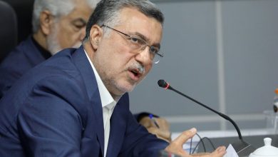 توضیحات نیکزاد در رابطه با عدم تشکیل جلسات علنی مجلس علی نیکزاد، نایب رئیس مجلس شورای اسلامی در جمع‌بندی سومین جلسه مجازی مجلس شورای اسلامی با اشاره به اظهارات برخی از نمایندگان مبنی بر چرایی عدم تشکیل جلسات علنی مجلس، توضیحاتی ارائه کرد. وی با اشاره به حضور گسترده نمایندگان در روزهای جنگ و پیگیری مستمر مسائل کشور، گفت: نخست اینکه نمایندگان محترم از ابتدای جنگ در صحنه حضور داشتند؛ چه در تهران و چه در حوزه‌های انتخابیه، در مناسبت‌های مختلف در کنار مردم بودند و در رسانه ملی نیز حضور فعالی داشتند، بنابراین اینکه گفته شود در ایام جنگ فعالیت نمایندگان چند برابر شد، موضوعی روشن و قابل مشاهده برای مردم بود. نیکزاد ادامه داد: حتی در شرایط جنگی، تنها سفر خارجی مجلس نیز با مسئولیت جناب آقای دکتر متکی برای حضور در اجلاس آی‌پی‌یو انجام شد که در آنجا از مواضع جمهوری اسلامی ایران دفاع و پاسخ اظهارات مسئولان بحرین داده شد. نایب رئیس مجلس تصریح کرد: از سویی دیگر ما در این ۸۴ شب، به ضرس قاطع عرض می‌کنم که نمی‌توان حتی یک نماینده را پیدا کرد که در کنار مردم نبوده باشد. نمایندگان در سخنرانی‌ها، پیگیری امور مردم، حضور در مساجد و اجتماعات مردمی فعال بودند و از نخستین روز جنگ نیز اعضای هیئت‌رئیسه به صورت کامل در خدمت نمایندگان بودند و حتی برخی از اعضای هیئت رئیسه به حوزه انتخابیه خود سر نزدند. وی افزود: به عنوان مثال بنده در داخل مسجد و صحن مجلس نیز مستقر بودم و تلفن‌های اعضای هیات‌رئیسه همواره در دسترس نمایندگان بود. بعید می‌دانم نماینده‌ای بتواند بگوید تماسی گرفته و پاسخی دریافت نکرده است. نیکزاد با اشاره به تدابیر امنیتی روزهای ابتدایی جنگ گفت: بنای هیات‌رئیسه از ابتدا این بود که جلسات مجلس در صحن علنی برگزار شود، اما دستگاه‌های اطلاعاتی و امنیتی در روزهای نخست اعلام کردند که دشمن به دنبال «یک شکار بزرگ» است. بر همین اساس، تصمیم گرفته شد کمیسیون‌های تخصصی مجلس جلسات خود را به صورت مجازی و سپس حضوری در تهران و استان‌ها برگزار کنند. نیکزاد خاطرنشان کرد: مجلس دارای ۱۶ کمیسیون است که ۱۳ کمیسیون آن تخصصی هستند و به رؤسای محترم کمیسیون‌ها اعلام کردیم که هر جلسه‌ای با هر مسئول و دستگاهی لازم باشد برگزار کنند و هیات‌رئیسه نیز تمام پشتیبانی‌های لازم را انجام خواهد داد. نایب رئیس مجلس ادامه داد: در همین راستا جلسات متعددی با وزرای جهاد کشاورزی، بهداشت، صمت، راه و شهرسازی، نفت، کار، ارتباطات، علوم و نیرو برگزار شد. همچنین با آقای پورمحمدی، آقای همتی و آقای رفیع‌زاده درباره مسائل کارکنان شرکتی و تبدیل وضعیت آنان و نیز با رئیس بنیاد شهید درباره رسیدگی به آسیب‌دیدگان جنگ و خانواده معظم شهدا جلساتی برگزار شد. وی تأکید کرد: همچنین تلاش ما این بود که حتی اگر امکان تشکیل رسمی صحن طبق اصل ۶۵ قانون اساسی و با حضور ۱۹۲ نماینده فراهم نبود، فعالیت‌های مجلس متوقف نشود. نیکزاد با یادآوری تجربه جنگ ۱۲ روزه گفت: در آن مقطع نیز رئیس مجلس در جلسات حضور پیدا می‌کردند و پس از ارائه دستور جلسه، نطق کرده و جلسه را ترک می‌کردند و ادامه اداره جلسات برعهده جناب آقای دکتر حاجی‌بابایی و بنده بود. در همان شرایط، مجلس موفق شد سه قانون مهم را تصویب کند؛ قانون تعلیق همکاری با سازمان انرژی اتمی، قانون تشدید مجازات جاسوسان و قانون تشدید مجازات سوءاستفاده‌کنندگان از پهپاد. نیکزاد، با اشاره به شرایط امنیتی کشور پس از آتش‌بس، گفت: حتی بعد از اعلام آتش‌بس نیز به ما گفته شد که این آتش‌بس هیچ اعتباری ندارد و دشمن به دنبال «سه شکار بزرگ» است که یکی از آن‌ها مجلس شورای اسلامی است. کمیسیون‌های مجلس از ابتدای سال بالغ بر ۱۲۰ جلسه نظارتی و کارشناسی برگزار کردند وی با بیان اینکه کمیسیون های مجلس در طول این مدت بالغ بر ۱۲۰ جلسه نظارتی و کارشناسی برگزار کردند، تصریح کرد: یعنی از ۱۶ فروردین تا امروز، ۱۲۰ جلسه برگزار شده و امکان ندارد کسی بتواند کمیسیونی را پیدا کند که با دستگاه مرتبط خود جلسه‌ای نداشته باشد. نایب رئیس مجلس تصریح کرد: هیات‌رئیسه مجلس نیز در این مدت ۱۴ جلسه مستقیم با حضور رؤسای محترم کمیسیون‌ها و مسئولان دستگاه‌های اجرایی برگزار کرده و سه جلسه مجازی نیز تاکنون تشکیل شده است. حتی در میانه جنگ، زمانی که در استان گلستان سیل رخ داد و آقای نوروزی در منطقه حضور داشتند، موضوع با کمک وزارت کشور و صداوسیما پیگیری شد؛ هرچند خبر آن در فضای جنگ کوتاه مطرح شد. دستگاه‌های اطلاعاتی و امنیتی اجازه برگزاری جلسات صحن را ندادند وی با اشاره به دغدغه برگزاری جلسات علنی مجلس گفت: ما از روز نخست علاقه‌مند بودیم جلسات مجلس در صحن علنی برگزار شود، اما دستگاه‌های اطلاعاتی و امنیتی این اجازه را ندادند. در جلسات ۱۲ نفره‌ای که با حضور رئیس محترم مجلس برگزار شد، همواره یکی از محورهای اصلی بحث، بازگشایی صحن علنی بود، اما به دلیل ملاحظات امنیتی این امر ممکن نشد. نایب رئیس مجلس ادامه داد: اکنون دو راه پیش روی ما قرار دارد؛ نخست اینکه در کوتاه‌ترین زمان ممکن و پس از انتخابات هیات‌رئیسه، این جلسات را تشکیل بدهیم و دوم اینکه جلسات مجازی را به سمت مسائل تقنینی و نظارتی پیش ببریم. نیکزاد در ادامه با قدردانی از عملکرد وزارت بهداشت و کادر درمان در ایام جنگ اظهار کرد: از زحمات قابل تقدیر وزارت بهداشت و درمان در این جنگ نابرابر و شرایطی که کشور همچنان در وضعیت «نه جنگ، نه صلح» قرار دارد، صمیمانه تشکر می‌کنم. صحنه‌های ایثار و فداکاری کادر درمان در تاریخ ماندگار خواهد شد. اگر بنده مسئول بودم، حتماً از آن بانویی که زیر موشک‌باران بازگشت و جان سه انسان را نجات داد، تقدیر ویژه می‌کردم؛ چرا که نجات یک انسان، نجات همه بشریت است. نایب رئیس مجلس سپس با طرح چند مطالبه از وزیر بهداشت گفت: نخستین مسئله، کمبود دارو است. همچنین خواهش می‌کنم موضوع یک میلیارد دلار اعتبار دارو که ۷۰۰ میلیون دلار آن باقی مانده و خریدهای آن انجام شده، تعیین تکلیف شود. درباره مطالبات داروسازان از سازمان تأمین اجتماعی و بیمه سلامت نیز لازم است جلسات جدی در دولت برگزار شود. نیکزاد تصریح کرد: همچنین سازمان برنامه و بودجه اعلام می‌کند ارز ۲۸ هزار و ۵۰۰ تومانی حذف نشده، بنابراین دارویی که با این نرخ ارز وارد می‌شود نباید سه تا پنج برابر افزایش قیمت داشته باشد. باید مشخص شود پدافند غیرعامل در حوزه بیمارستان‌ها چه اقداماتی انجام داده است وی همچنین با اشاره به ضرورت تقویت پدافند غیرعامل در حوزه سلامت گفت: باید مشخص شود پدافند غیرعامل در حوزه بیمارستان‌ها چه اقداماتی انجام داده است. این موضوع نیازمند گزارش دقیق و پیگیری جدی است. نایب رئیس مجلس افزود: همچنین موضوع اختلافات ناشی از برخی مصوبات درباره اعضای هیئت علمی و کادر درمان نیز باید مورد توجه قرار گیرد، زیرا این مسائل ممکن است در مجموعه درمانی کشور مشکل ایجاد کند. نیکزاد در ادامه با اشاره به مشکلات ارزی خانواده‌های دانشجویان ایرانی خارج از کشور گفت: گزارش‌هایی به شورای عالی امنیت ملی رسیده که برخی خانواده‌ها به دلیل ناتوانی در تأمین هزینه‌های ارزی فرزندان دانشجوی خود در خارج از کشور با مشکلات جدی مواجه شده‌اند. نرخ ارز چند برابر شده و بسیاری از خانواده‌ها دیگر توان ادامه حمایت مالی را ندارند و این مسئله باید مورد توجه قرار گیرد. نایب رئیس مجلس همچنین به موضوع تأمین اعتبار داروهای خاص و بیماران صعب‌العلاج اشاره کرد و گفت: ۱.۵ همت برای داروهای بیماران سرطانی و خاص اختصاص یافته اما خزانه هنوز پرداختی انجام نداده است و خواهش می‌کنم این موضوع با جدیت دنبال شود. وی درباره بیمه تکمیلی و جبران بخشی از هزینه‌های درمان تاکید کرد که باید از همه ظرفیت‌ها، حتی نهادهای انقلابی، کمک گرفته شود و افزود: چرا که کشور باید این شرایط جنگی را با موفقیت پشت سر بگذارد. نایب رئیس مجلس در پایان با اشاره به مشکلات فارغ‌التحصیلان بهیاری برای گذراندن طرح، خواستار رسیدگی فوری به این موضوع شد و گفت: خواهش می‌کنم این موارد توسط معاونت مربوطه جمع‌بندی و پیگیری شود تا نمایندگان بدانند مطالبات مطرح‌شده به نتیجه خواهد رسید.