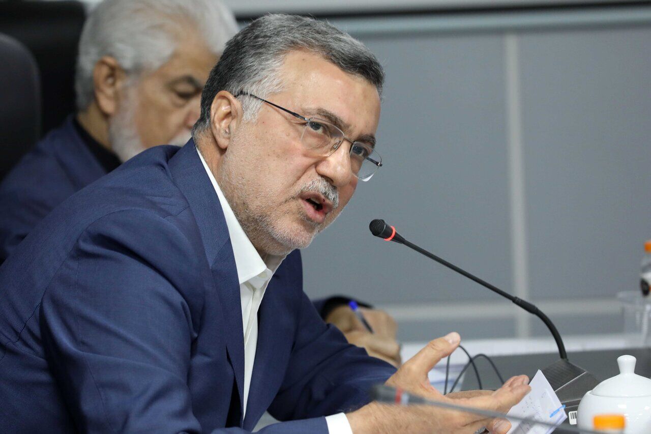 توضیحات نیکزاد در رابطه با عدم تشکیل جلسات علنی مجلس علی نیکزاد، نایب رئیس مجلس شورای اسلامی در جمع‌بندی سومین جلسه مجازی مجلس شورای اسلامی با اشاره به اظهارات برخی از نمایندگان مبنی بر چرایی عدم تشکیل جلسات علنی مجلس، توضیحاتی ارائه کرد. وی با اشاره به حضور گسترده نمایندگان در روزهای جنگ و پیگیری مستمر مسائل کشور، گفت: نخست اینکه نمایندگان محترم از ابتدای جنگ در صحنه حضور داشتند؛ چه در تهران و چه در حوزه‌های انتخابیه، در مناسبت‌های مختلف در کنار مردم بودند و در رسانه ملی نیز حضور فعالی داشتند، بنابراین اینکه گفته شود در ایام جنگ فعالیت نمایندگان چند برابر شد، موضوعی روشن و قابل مشاهده برای مردم بود. نیکزاد ادامه داد: حتی در شرایط جنگی، تنها سفر خارجی مجلس نیز با مسئولیت جناب آقای دکتر متکی برای حضور در اجلاس آی‌پی‌یو انجام شد که در آنجا از مواضع جمهوری اسلامی ایران دفاع و پاسخ اظهارات مسئولان بحرین داده شد. نایب رئیس مجلس تصریح کرد: از سویی دیگر ما در این ۸۴ شب، به ضرس قاطع عرض می‌کنم که نمی‌توان حتی یک نماینده را پیدا کرد که در کنار مردم نبوده باشد. نمایندگان در سخنرانی‌ها، پیگیری امور مردم، حضور در مساجد و اجتماعات مردمی فعال بودند و از نخستین روز جنگ نیز اعضای هیئت‌رئیسه به صورت کامل در خدمت نمایندگان بودند و حتی برخی از اعضای هیئت رئیسه به حوزه انتخابیه خود سر نزدند. وی افزود: به عنوان مثال بنده در داخل مسجد و صحن مجلس نیز مستقر بودم و تلفن‌های اعضای هیات‌رئیسه همواره در دسترس نمایندگان بود. بعید می‌دانم نماینده‌ای بتواند بگوید تماسی گرفته و پاسخی دریافت نکرده است. نیکزاد با اشاره به تدابیر امنیتی روزهای ابتدایی جنگ گفت: بنای هیات‌رئیسه از ابتدا این بود که جلسات مجلس در صحن علنی برگزار شود، اما دستگاه‌های اطلاعاتی و امنیتی در روزهای نخست اعلام کردند که دشمن به دنبال «یک شکار بزرگ» است. بر همین اساس، تصمیم گرفته شد کمیسیون‌های تخصصی مجلس جلسات خود را به صورت مجازی و سپس حضوری در تهران و استان‌ها برگزار کنند. نیکزاد خاطرنشان کرد: مجلس دارای ۱۶ کمیسیون است که ۱۳ کمیسیون آن تخصصی هستند و به رؤسای محترم کمیسیون‌ها اعلام کردیم که هر جلسه‌ای با هر مسئول و دستگاهی لازم باشد برگزار کنند و هیات‌رئیسه نیز تمام پشتیبانی‌های لازم را انجام خواهد داد. نایب رئیس مجلس ادامه داد: در همین راستا جلسات متعددی با وزرای جهاد کشاورزی، بهداشت، صمت، راه و شهرسازی، نفت، کار، ارتباطات، علوم و نیرو برگزار شد. همچنین با آقای پورمحمدی، آقای همتی و آقای رفیع‌زاده درباره مسائل کارکنان شرکتی و تبدیل وضعیت آنان و نیز با رئیس بنیاد شهید درباره رسیدگی به آسیب‌دیدگان جنگ و خانواده معظم شهدا جلساتی برگزار شد. وی تأکید کرد: همچنین تلاش ما این بود که حتی اگر امکان تشکیل رسمی صحن طبق اصل ۶۵ قانون اساسی و با حضور ۱۹۲ نماینده فراهم نبود، فعالیت‌های مجلس متوقف نشود. نیکزاد با یادآوری تجربه جنگ ۱۲ روزه گفت: در آن مقطع نیز رئیس مجلس در جلسات حضور پیدا می‌کردند و پس از ارائه دستور جلسه، نطق کرده و جلسه را ترک می‌کردند و ادامه اداره جلسات برعهده جناب آقای دکتر حاجی‌بابایی و بنده بود. در همان شرایط، مجلس موفق شد سه قانون مهم را تصویب کند؛ قانون تعلیق همکاری با سازمان انرژی اتمی، قانون تشدید مجازات جاسوسان و قانون تشدید مجازات سوءاستفاده‌کنندگان از پهپاد. نیکزاد، با اشاره به شرایط امنیتی کشور پس از آتش‌بس، گفت: حتی بعد از اعلام آتش‌بس نیز به ما گفته شد که این آتش‌بس هیچ اعتباری ندارد و دشمن به دنبال «سه شکار بزرگ» است که یکی از آن‌ها مجلس شورای اسلامی است. کمیسیون‌های مجلس از ابتدای سال بالغ بر ۱۲۰ جلسه نظارتی و کارشناسی برگزار کردند وی با بیان اینکه کمیسیون های مجلس در طول این مدت بالغ بر ۱۲۰ جلسه نظارتی و کارشناسی برگزار کردند، تصریح کرد: یعنی از ۱۶ فروردین تا امروز، ۱۲۰ جلسه برگزار شده و امکان ندارد کسی بتواند کمیسیونی را پیدا کند که با دستگاه مرتبط خود جلسه‌ای نداشته باشد. نایب رئیس مجلس تصریح کرد: هیات‌رئیسه مجلس نیز در این مدت ۱۴ جلسه مستقیم با حضور رؤسای محترم کمیسیون‌ها و مسئولان دستگاه‌های اجرایی برگزار کرده و سه جلسه مجازی نیز تاکنون تشکیل شده است. حتی در میانه جنگ، زمانی که در استان گلستان سیل رخ داد و آقای نوروزی در منطقه حضور داشتند، موضوع با کمک وزارت کشور و صداوسیما پیگیری شد؛ هرچند خبر آن در فضای جنگ کوتاه مطرح شد. دستگاه‌های اطلاعاتی و امنیتی اجازه برگزاری جلسات صحن را ندادند وی با اشاره به دغدغه برگزاری جلسات علنی مجلس گفت: ما از روز نخست علاقه‌مند بودیم جلسات مجلس در صحن علنی برگزار شود، اما دستگاه‌های اطلاعاتی و امنیتی این اجازه را ندادند. در جلسات ۱۲ نفره‌ای که با حضور رئیس محترم مجلس برگزار شد، همواره یکی از محورهای اصلی بحث، بازگشایی صحن علنی بود، اما به دلیل ملاحظات امنیتی این امر ممکن نشد. نایب رئیس مجلس ادامه داد: اکنون دو راه پیش روی ما قرار دارد؛ نخست اینکه در کوتاه‌ترین زمان ممکن و پس از انتخابات هیات‌رئیسه، این جلسات را تشکیل بدهیم و دوم اینکه جلسات مجازی را به سمت مسائل تقنینی و نظارتی پیش ببریم. نیکزاد در ادامه با قدردانی از عملکرد وزارت بهداشت و کادر درمان در ایام جنگ اظهار کرد: از زحمات قابل تقدیر وزارت بهداشت و درمان در این جنگ نابرابر و شرایطی که کشور همچنان در وضعیت «نه جنگ، نه صلح» قرار دارد، صمیمانه تشکر می‌کنم. صحنه‌های ایثار و فداکاری کادر درمان در تاریخ ماندگار خواهد شد. اگر بنده مسئول بودم، حتماً از آن بانویی که زیر موشک‌باران بازگشت و جان سه انسان را نجات داد، تقدیر ویژه می‌کردم؛ چرا که نجات یک انسان، نجات همه بشریت است. نایب رئیس مجلس سپس با طرح چند مطالبه از وزیر بهداشت گفت: نخستین مسئله، کمبود دارو است. همچنین خواهش می‌کنم موضوع یک میلیارد دلار اعتبار دارو که ۷۰۰ میلیون دلار آن باقی مانده و خریدهای آن انجام شده، تعیین تکلیف شود. درباره مطالبات داروسازان از سازمان تأمین اجتماعی و بیمه سلامت نیز لازم است جلسات جدی در دولت برگزار شود. نیکزاد تصریح کرد: همچنین سازمان برنامه و بودجه اعلام می‌کند ارز ۲۸ هزار و ۵۰۰ تومانی حذف نشده، بنابراین دارویی که با این نرخ ارز وارد می‌شود نباید سه تا پنج برابر افزایش قیمت داشته باشد. باید مشخص شود پدافند غیرعامل در حوزه بیمارستان‌ها چه اقداماتی انجام داده است وی همچنین با اشاره به ضرورت تقویت پدافند غیرعامل در حوزه سلامت گفت: باید مشخص شود پدافند غیرعامل در حوزه بیمارستان‌ها چه اقداماتی انجام داده است. این موضوع نیازمند گزارش دقیق و پیگیری جدی است. نایب رئیس مجلس افزود: همچنین موضوع اختلافات ناشی از برخی مصوبات درباره اعضای هیئت علمی و کادر درمان نیز باید مورد توجه قرار گیرد، زیرا این مسائل ممکن است در مجموعه درمانی کشور مشکل ایجاد کند. نیکزاد در ادامه با اشاره به مشکلات ارزی خانواده‌های دانشجویان ایرانی خارج از کشور گفت: گزارش‌هایی به شورای عالی امنیت ملی رسیده که برخی خانواده‌ها به دلیل ناتوانی در تأمین هزینه‌های ارزی فرزندان دانشجوی خود در خارج از کشور با مشکلات جدی مواجه شده‌اند. نرخ ارز چند برابر شده و بسیاری از خانواده‌ها دیگر توان ادامه حمایت مالی را ندارند و این مسئله باید مورد توجه قرار گیرد. نایب رئیس مجلس همچنین به موضوع تأمین اعتبار داروهای خاص و بیماران صعب‌العلاج اشاره کرد و گفت: ۱.۵ همت برای داروهای بیماران سرطانی و خاص اختصاص یافته اما خزانه هنوز پرداختی انجام نداده است و خواهش می‌کنم این موضوع با جدیت دنبال شود. وی درباره بیمه تکمیلی و جبران بخشی از هزینه‌های درمان تاکید کرد که باید از همه ظرفیت‌ها، حتی نهادهای انقلابی، کمک گرفته شود و افزود: چرا که کشور باید این شرایط جنگی را با موفقیت پشت سر بگذارد. نایب رئیس مجلس در پایان با اشاره به مشکلات فارغ‌التحصیلان بهیاری برای گذراندن طرح، خواستار رسیدگی فوری به این موضوع شد و گفت: خواهش می‌کنم این موارد توسط معاونت مربوطه جمع‌بندی و پیگیری شود تا نمایندگان بدانند مطالبات مطرح‌شده به نتیجه خواهد رسید.