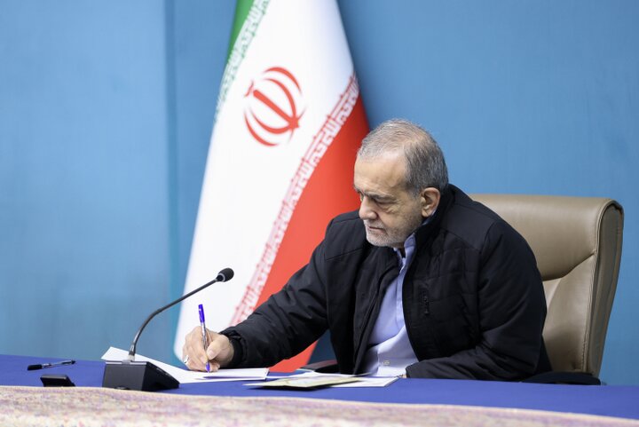 پزشکیان: صیانت از خانواده و حمایت از جوانان، اولویتی راهبردی برای کشور است