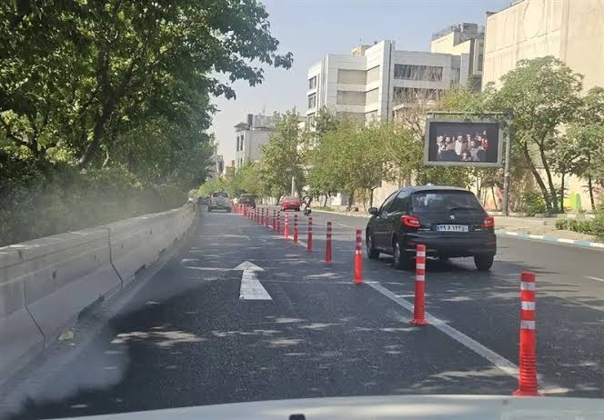 جمع آوری خطوط ویژه موقت در بزرگراه‌ها/ نصب موقت استوانه پلاستیکی در خیابان آزادی
