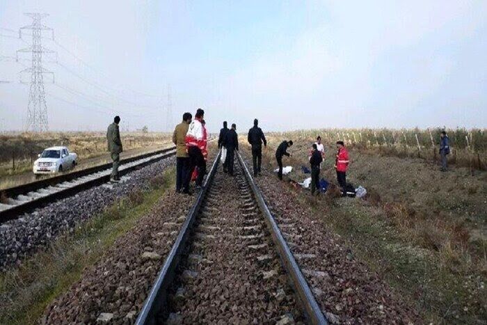 برخورد قطار با دو عابر