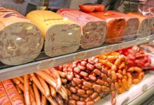 استفاده غیرمجاز از خمیر مرغ و افزودنی‌ها در سوسیس و کالباس تکذیب شد