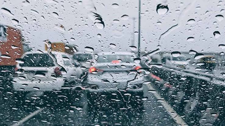 ترافیک سنگین در محورهای شمالی/بارندگی و مهگرفتگی در جادههای 3 استان
