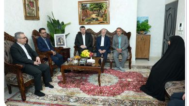 دیدار افشین خانی با خانواده اولین شهید بانک صادرات ایران/ تاکید بر الگوبرداری از سیره شهدا در خدمترسانی به مردم