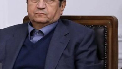 همتی: کاهش قیمت دلار ادامه خواهد داشت