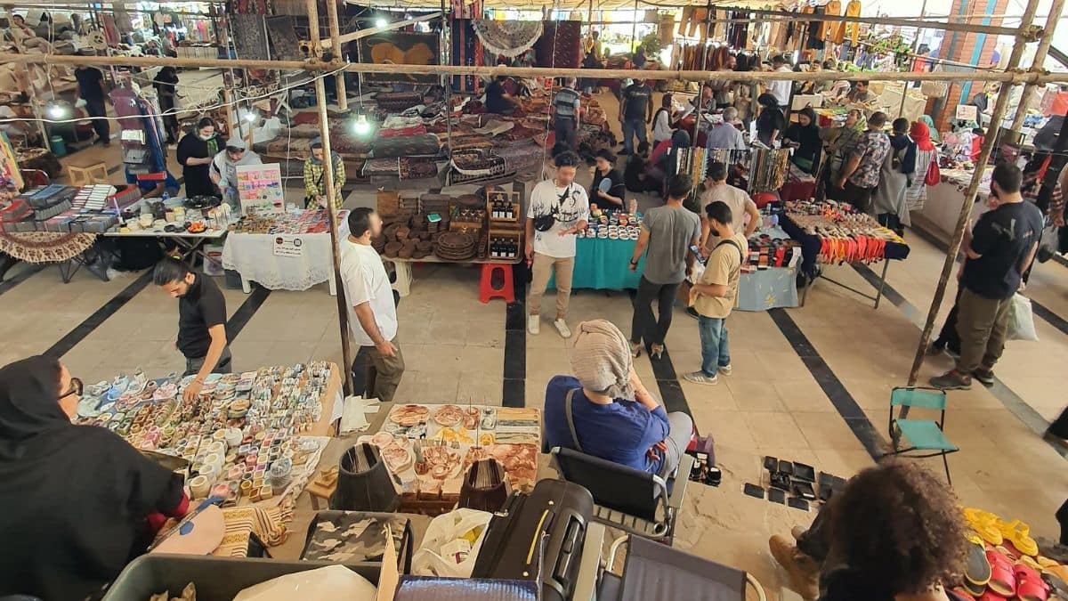 فروشندگان بازار پروانه به پارکینگ حافظ منتقل میشوند